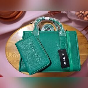 TOTE NWT Elegant Green Women's Bag and Wallet Set